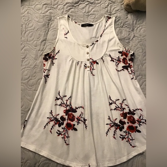 Floral sleeveless flowy, top with button and yolk detail. Size XL - Picture 2 of 4